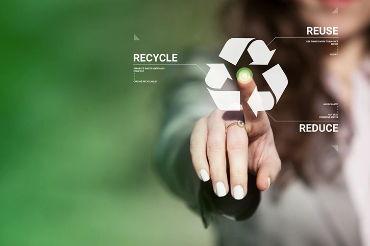 kobieta dotyka znaczek recyklingu