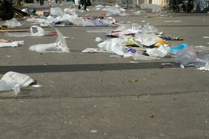 plastikowe śmieci na ulicy